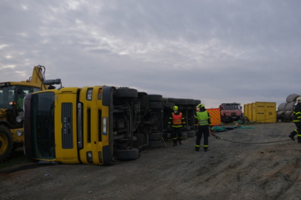 Na Opavsku vyprošťovali hasiči nákladní vozidlo s návěsem a kamenivem