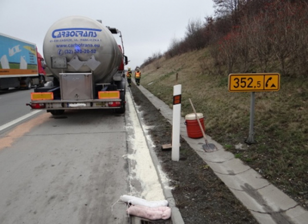 Ostravští hasiči čerpali a uklízeli na dálnici naftu z polského kamionu