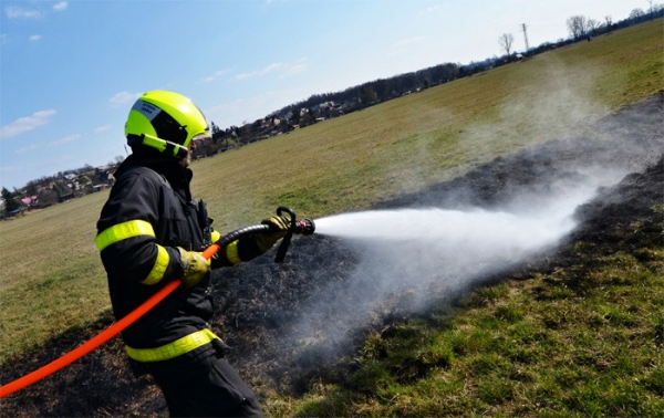 Hasiči likvidovali požár trávy v Ostravě-Výškovicích