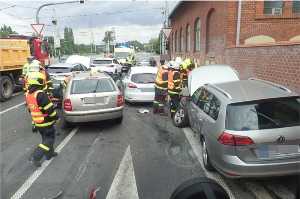 Hromadná nehoda šesti automobilů zablokovala důležitou ostravskou tepnu, zraněni byli čtyři lidé