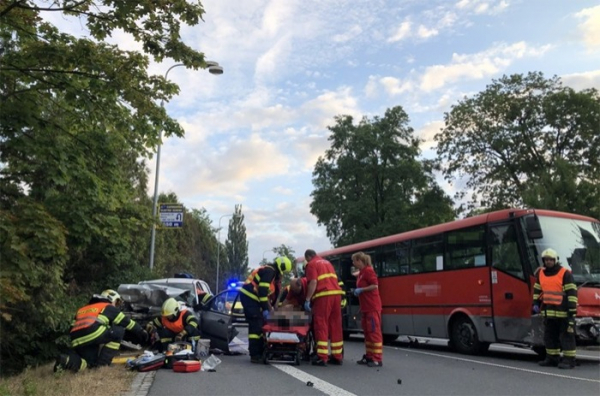 Tři zraněné osoby po srážce autobusu s fordem v Hlučíně