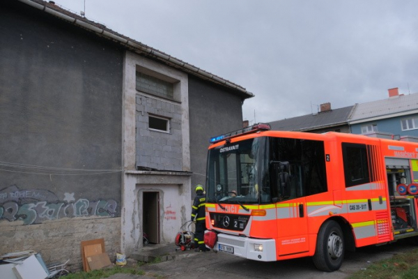 V Ostravě hořel byt, hasiči zachránili pět osob