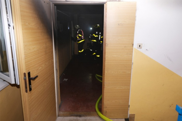 Hasiči zachránili 8 osob pomocí plošiny při požáru bytu v Hlučíně