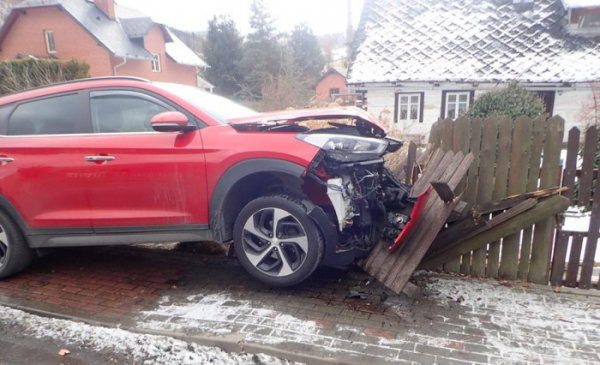 Po nehodě vozidla v Holčovicích zastavovali hasiči únik plynu 