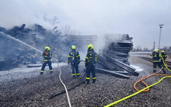 Na nákladovém nádraží v Ostravě hořely dřevěné pražce
