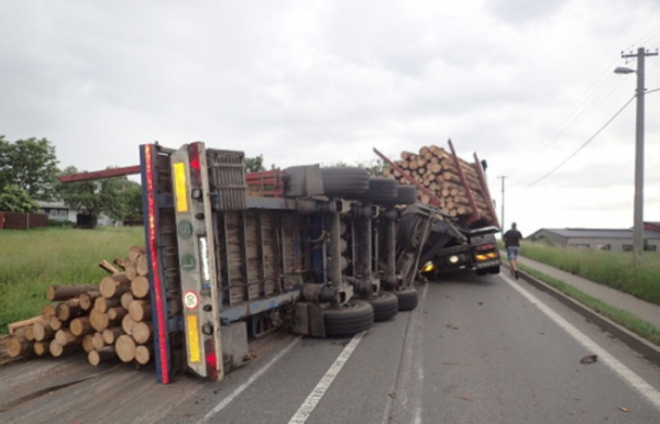 Těžká hasičská technika vyprošťovala v Třinci slovenský kamion se dřevem
