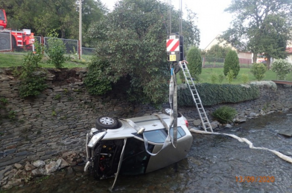 Na Bruntálsku řidička se svým vozem prorazila plot a zřítila se do potoka