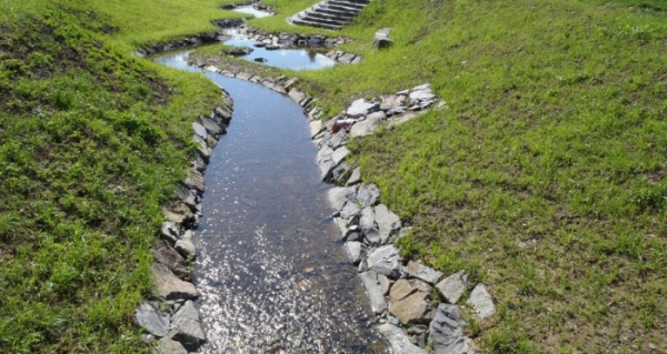 Bruntálský Kobylí potok zadrží vodu, která dříve z uměle napřímeného koryta rychle odtékala