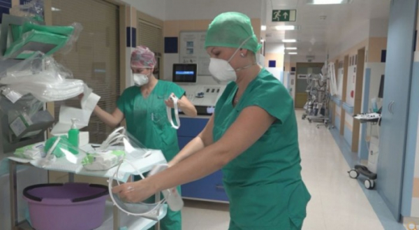 O nejtěžší pacienty pomáhají pečovat i instrumentářky z centrálních operačních sálů FN Ostrava