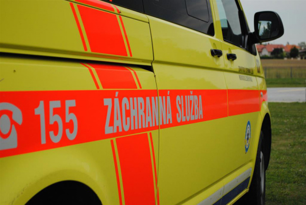 Při čelní srážce ve Starých Hamrech zemřela mladá řidička, sedm lidí skončilo  v nemocnici