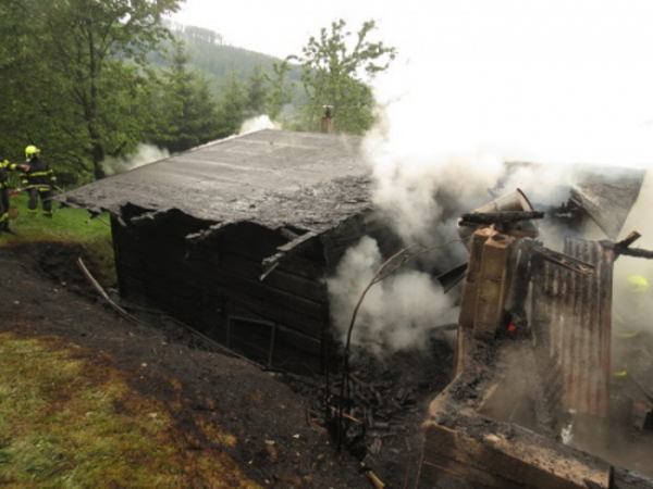 Požár dřevěné chaty na okraji Třince od blesku