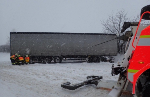 Moravskoslezští hasiči kvůli sněhu vyprošťovali kamiony