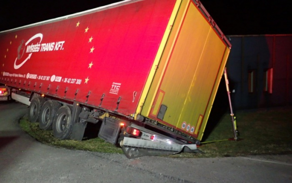 U Třince sjel zahraniční kamion do příkopu, hasiči ho museli vyprostit jeřábem