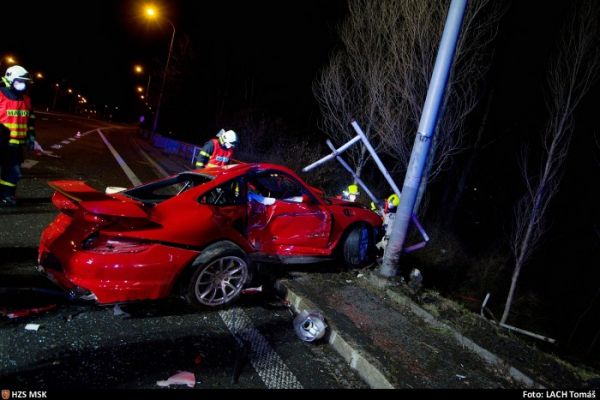 Řidič sportovního Porsche narazil v Ostravě do sloupu, hasiči museli vyprostit  spolujezdce