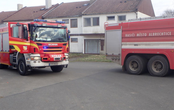 Škoda za více než 300 tisíc korun vznikla při požáru bytu v Hlince