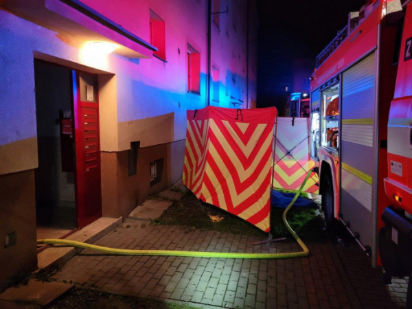 Po požáru bytu v Karviné nalezli hasiči ženu bez známek života 
