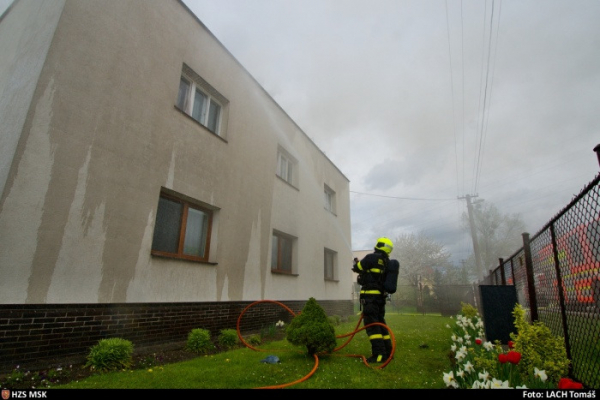 Při opravě střechy domku v Ostravě-Nové Bělé došlo k požáru
