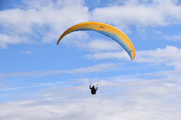 Letečtí záchranáři zasahovali v Beskydech u zraněné paraglidistky