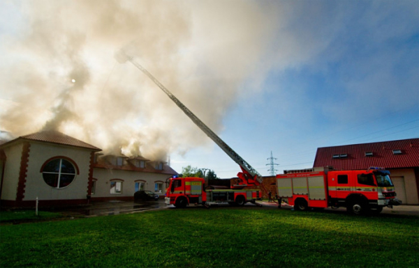 Dvanáct hasičských jednotek bojovalo s požárem střechy a podkroví penzionu v Žabni