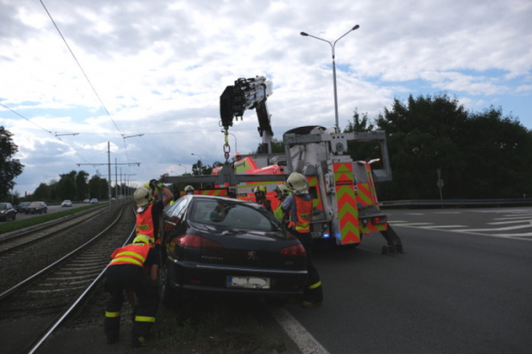 V Ostravě-Nové Vsi vyprošťovali hasiči automobil z kolejiště