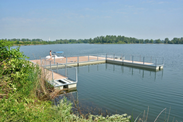 Ve Vrbickém jezeře v Bohumíně zhoršily sinice kvalitu vody, hygienici stav sledují