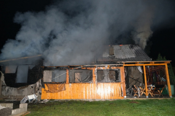 V Dolních Domaslavicích hořela rekreační chata, škoda byla odhadnuta na 900 tisíc korun