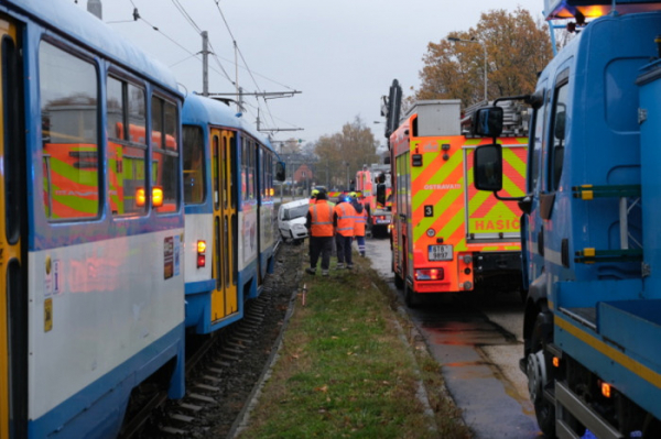 Havarovaný osobní vůz zablokoval v Ostravě-Porubě tramvaje 