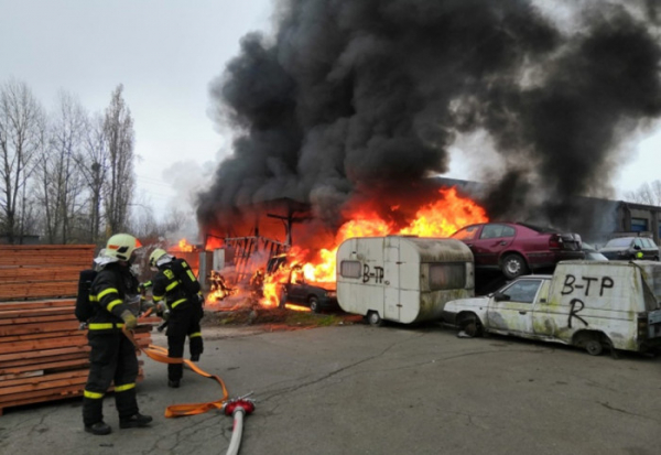 Šest jednotek hasičů zaměstnal požár v průmyslovém areálu v Ostravě-Kunčicích