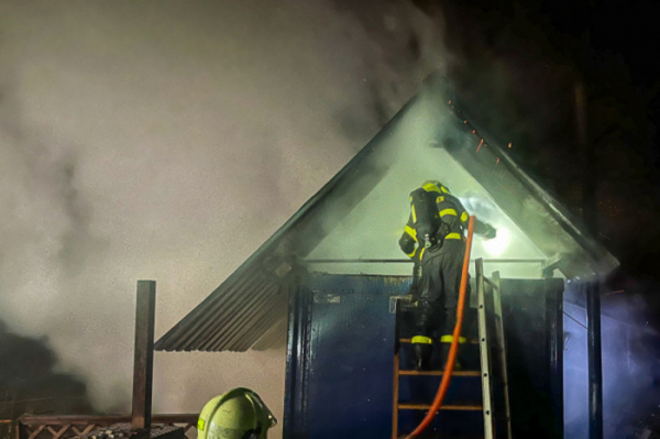 Při natavování asfaltové lepenky došlo v Paskově k požáru mobilního domu a dodávky