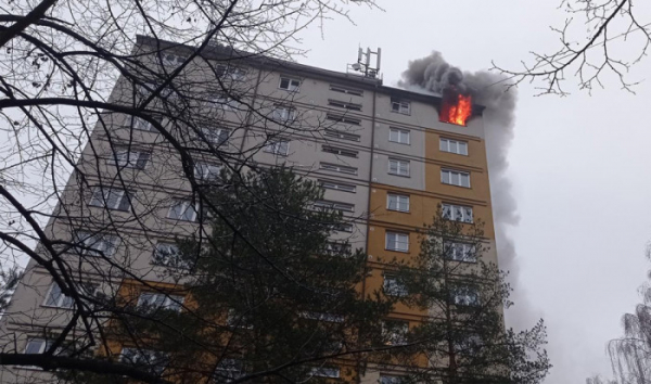 47 lidí bylo evakuováno při požáru bytu v panelovém domě, jedna osoba se popálila