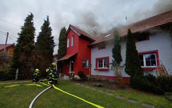 Téměř milionovou škodu způsobil požár domu na Ostravsku, majitel s popáleninami skončil v nemocnici