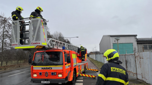 Silný vítr v Moravskoslezském kraji zvýšil během neděle počet zásahů hasičů