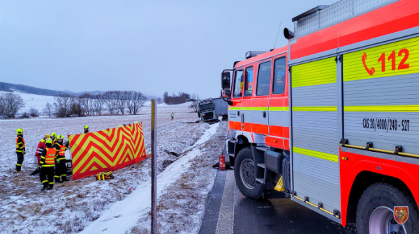 Vážná dopravní nehoda uzavřela silnici I/45 z Bruntálu, hasiči přečerpávali stovky litrů nafty