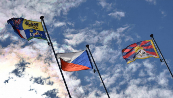 Před krajským úřadem v Ostravě už popáté zavlaje tibetská vlajka