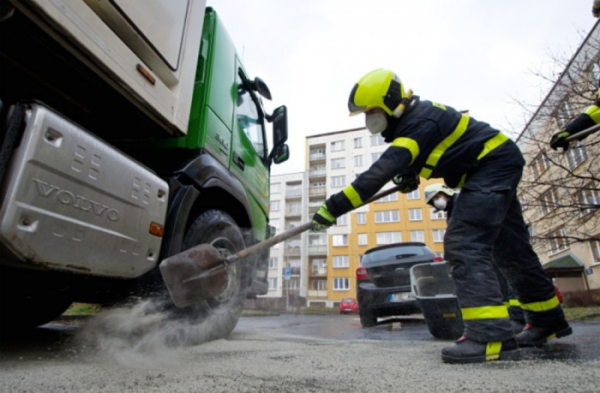 Dvě jednotky hasičů likvidovaly únik oleje z popelářského vozu v Ostravě-Bělském Lese