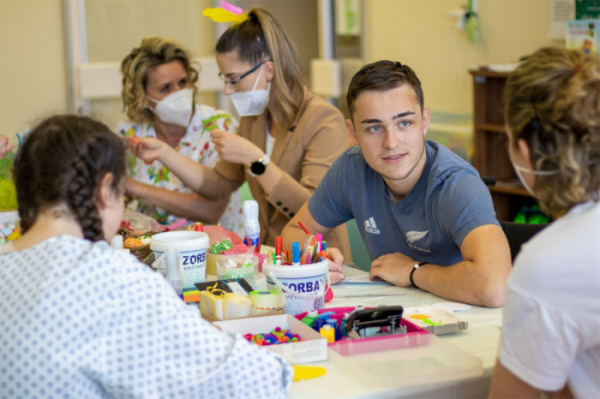 Ve fakultní nemocnici Ostrava zpříjemnilo hospitalizovaným dětem pobyt jarní tvoření