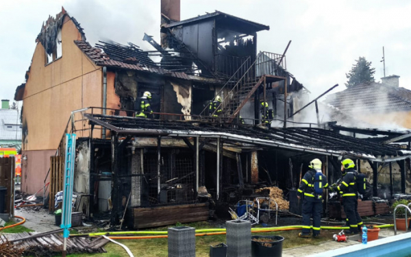 Dvě osoby se zranily při požáru penzionu v Rýmařově na Bruntálsku, škoda je sedm milionů