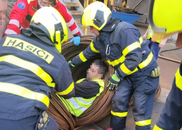 Muž v Bohumíně uvízl v balíku smotaného drátu. Vyprostit ho museli hasiči
