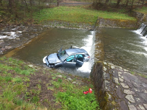 Řidič Hyundaie skončil v řece pod jezem, jeden člověk byl při nehodě zraněn