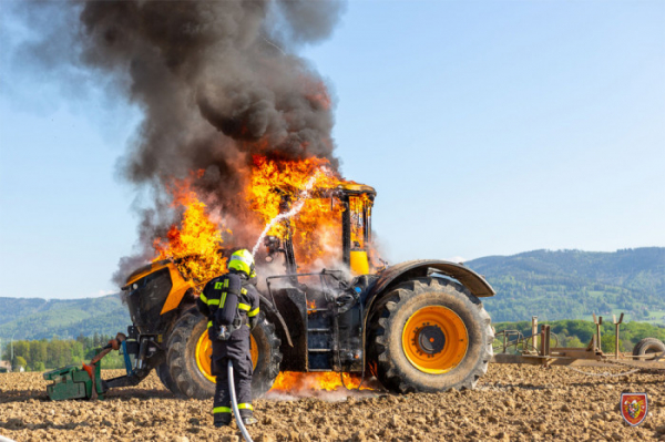 Požár traktoru pracujícího na poli v Horních Tošanovicích způsobil škodu za pět milionů