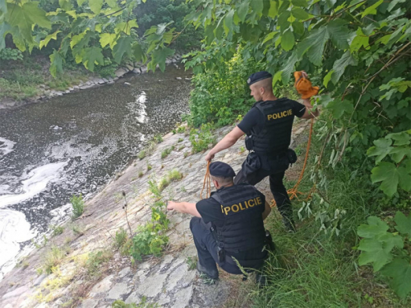 Dvojice opilých žen se v Novém Jičíně málem utopila v řece. Policisté je z řeky pomocí lana vytáhli