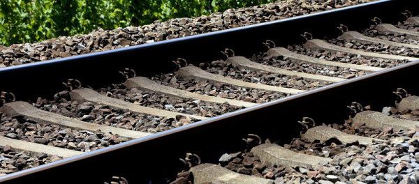 64letý muž vstoupil do kolejiště před projíždějící vlak, na místě zemřel