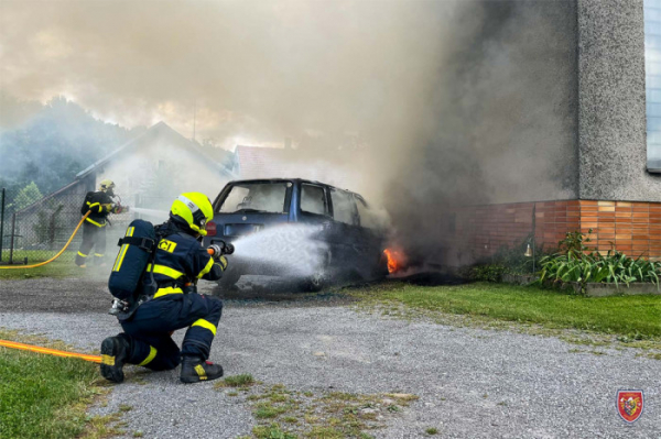 Ve Frýdku-Místku poškodil požár osobního vozu okno u rodinného domu, vznikla škoda za 60 tisíc korun