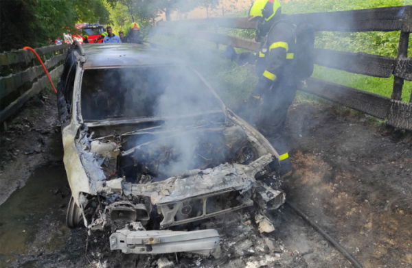 Tři hasičské jednotky likvidovaly požár automobilu v Návsí na Frýdeckomístecku