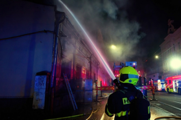 Provoz tramvají v centru Ostravy zastavil požár bývalé prodejny, jeden muž se uvnitř nadýchal kouře