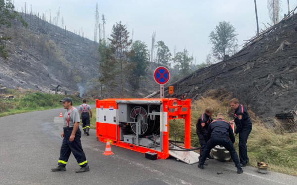 Moravskoslezští hasiči u Hřenska doplňují cisterny i nádrže pro vrtulníky