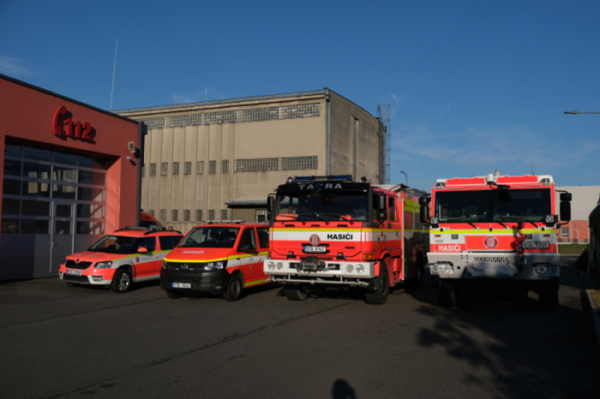 Na pomoc do Hřenska vyjelo z Moravskoslezského kraje dalších 30 hasičů