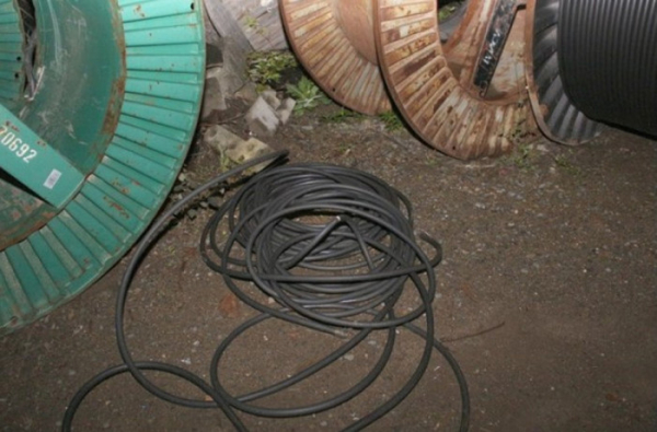 Kriminalisté obvinili dva muže z krádeží kabelů na Ostravsku. Škoda byla vyčíslena na téměř 300 000 korun