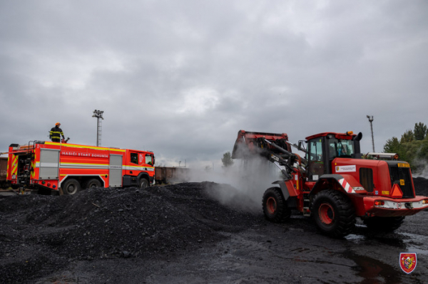 Hasič v Bohumíně pomáhali s překládáním čtyř tisíc tun zahřátého uhlí