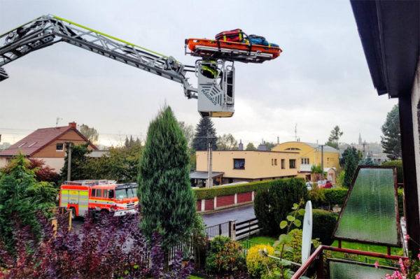 Ve Frýdku-Místku pomohli hasiči resuscitovat ženu, z domu ji transportovali na automobilovém žebříku